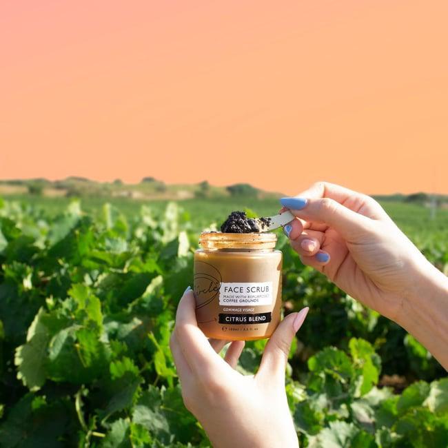 Prirodni piling za lice s kavom & citrusima - UpCircle - slika 4