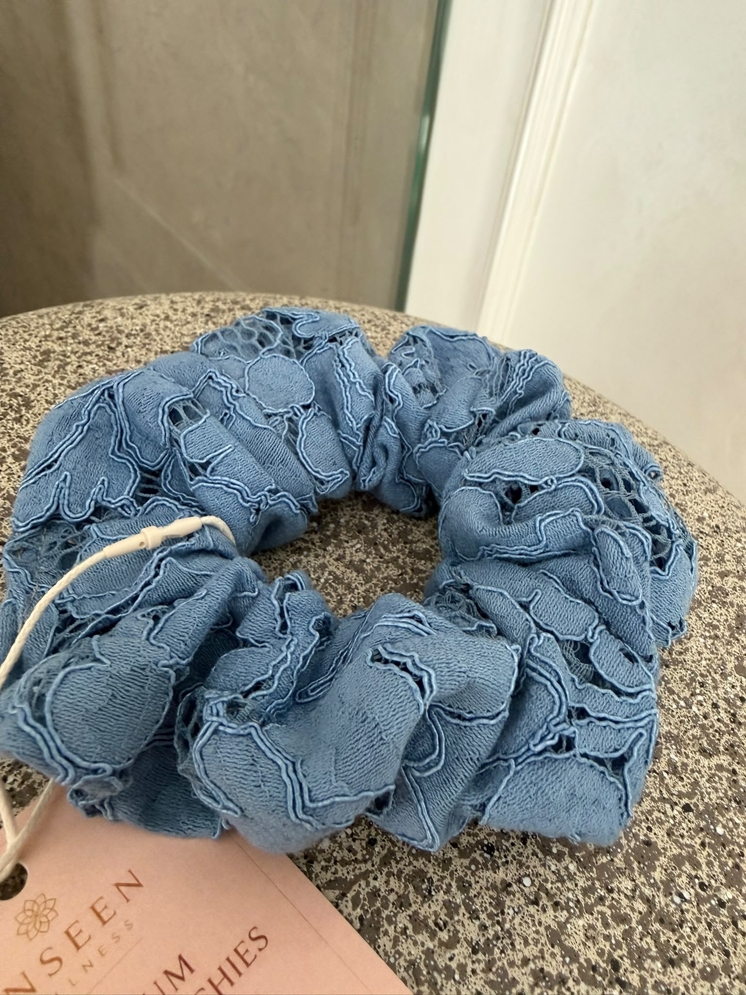 Baby blue Unseen XL Lace Scrunchie  - slika 3